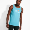Mand står i sportstøj, ser fremad. Han har en lyseblå tanktop på med teksten "Dit Design" trykt foran. Baggrunden er ensfarvet hvid.
