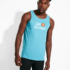 Mand står i sportstøj, ser fremad. Han har en lyseblå tanktop på med teksten "Dit Design" trykt foran. Baggrunden er ensfarvet hvid.