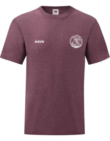 Group 135 En bordeaux T-shirt med to logoer på brystet: ét til venstre og et rundt med tekst til højre. Almindelig snit uden andre detaljer.