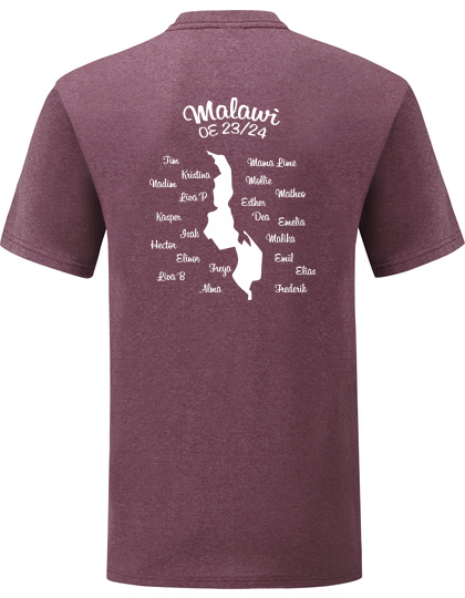 Group 136 En bordeaux T-shirt viser et kort over Malawi med årstallet "23/24" øverst. Omgivet af navne: Tion, Madina, Kapsen, Hector, Elvos, Liva B, Kristian, Liva P, Isaiah, Alina, Surya, Mwana Lina, Malilie, Melvin, Dan, Ester, Tambisa, Malika, Emil, Elisa, Frederik.
