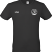 Sort t-shirt med to hvide logoer. Øverst til venstre står "KAPPA," og til højre er der et rundt emblem med tekst og grafik. Simpel baggrund.