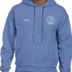 En blå hættetrøje bæres af en person. På trøjen står der "QPR" på venstre side, og der er et logo på højre side. Personen står mod en neutral baggrund.