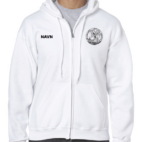 Mand iført hvid hættetrøje med lynlås, står oprejst. Venstre side bærer teksten "NAVN", højre side har et rundt logo med en bjørn. Trøjen er over grå t-shirt, omkring neutral baggrund.