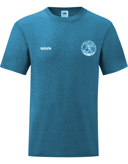 Group 158 (12) Blå T-shirt med teksten "NAVN" på venstre bryst og en hvidt logo på højre side. T-shirten hænger opret mod en hvid baggrund.