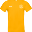 En gul t-shirt med tekst "NAVN" på venstre bryst og et cirkulært emblem på højre bryst, der forestiller et udendørsmiljø. T-shirten er uden ærmer og placeret mod en hvid baggrund.