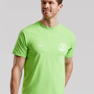 Mand iført en lysegrøn t-shirt står og smiler. Trøjen har teksten "NAVN" og et cirkellogo på brystet. Baggrund er ensfarvet lys grå.