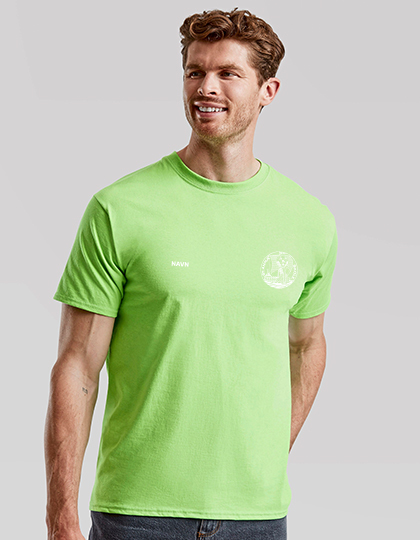 Group 258 Mand iført en lysegrøn t-shirt står og smiler. Trøjen har teksten "NAVN" og et cirkellogo på brystet. Baggrund er ensfarvet lys grå.