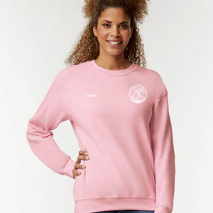 Person iført lyserød sweatshirt står med hånden på hoften; teksten "NAVN" ses på brystet, ved siden af en cirkulær hvidt logo. Baggrund er lys og neutral.