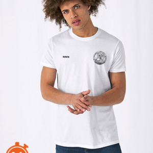En person med krøllet hår står iført en hvid t-shirt med teksten "NARUTO" og en sort-hvid grafisk tryk. Personen står med hænderne samlet i et neutralt, indendørs miljø.