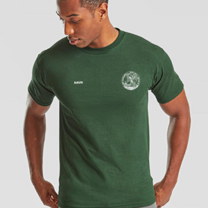 Mand iført grøn t-shirt ser nedad. T-shirten har et lille logo på brystet. Baggrunden er ensfarvet lys grå.
