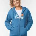 Person smiler, iført blå hættetrøje med teksten "Data + Design" på forsiden. Står foran en enkel, lys baggrund.