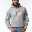 Mand i grå hættetrøje står med hænderne i lommerne. Tekst på trøjen: "Dit + Design". Personen har mørkt skæg og står mod en lys baggrund.