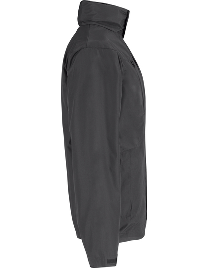 En sort jakke vises fra siden, hængende oprejst uden nogen baggrundsdetaljer. Den har en høj krave og lynlåslommer, præsenteret i en enkel, minimalistisk stil.