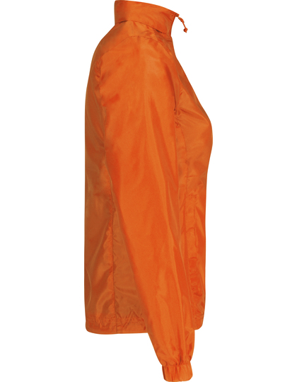 Orange jakke, i profil, hænger frit. Lavet af let stof med høj krave og elastiske ærmeender. Baggrund er hvid.