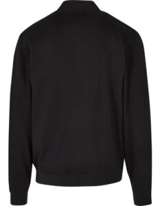 Sort trøje hænger roligt uden bevægelse, bagfra set, i en hvid, neutral baggrund, hvilket fremhæver dens enkle design og lange ærmer.
