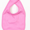 Lyserødt stofhagesmæk hænger frit uden baggrund. Designet har et rundt hul til halsen med en fladt bred forside, velegnet til småbørn under spisning. Ingen tekst.