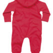 Rødt jumpsuit med hætte liggende fladt. Dragtens ærmer og ben er lange, passende til et lille barn. Ingen synlig tekst eller mønster.
