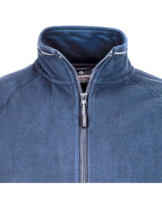 En blå jakke med høj krave ses lukket med en lynlås. Tekstilmaterialet fremstår som denim. Baggrunden er hvid, hvilket fremhæver jakken.