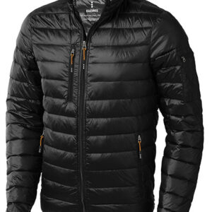 Sort dunjakke med lynlås og to lodrette lommer; jakken er pustet med synlige sømme og hænger på en usynlig bøjle i en enkel, lys baggrund uden tekst.