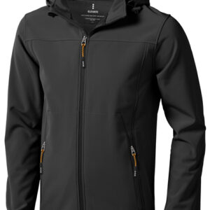 Sort jakke hænger afslappet på en usynlig bøjle, med hætte, lynlås og lommer; designet til udendørsbrug. Tekst inde i jakken: "ELEVATE".