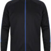 Sort træningsjakke med gennemgående blå lynlås og blå striber langs ærmerne. Jakken har to lynlåslommer foran og er uden mønster, placeret mod en neutral baggrund.