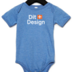 Blå baby-body hænger på en sort bøjle. Tekst på fronten: "Dit + Design." Teksten har hvid farve, undtagen et orange plustegn. Enkel baggrund uden yderligere detaljer.