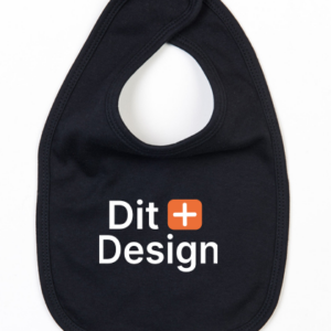 Sort hagesmæk med teksten "Dit + Design" trykt på forsiden. Hagesmækken ligger på en hvid baggrund.
