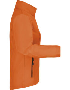 Jakke—farve orange—vist fra siden mod hvid baggrund. Jakken har en hætte og lynlås langs siden. Ærmet strakt fremad i en horisontal position. Ingen tekst til stede.