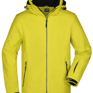 Gul jakke med hætte og sort lynlås ligger fladt mod en hvid baggrund. Jakken har lange ærmer og lommer med lynlåse på siderne.