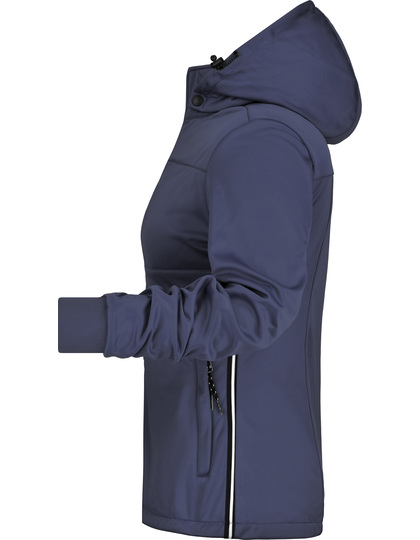 Jakke set fra siden, med hætte og lange ærmer, i mørkeblå farve. Lynlåsdetaljer ses foran. Intet tekst eller mønstre. Enkel design. Baggrund er hvid og simpel.
