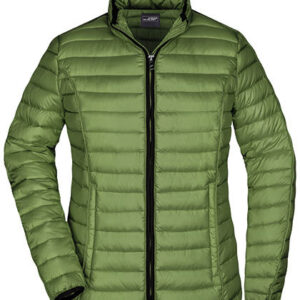 Grøn dunjakke hænger på en usynlig bøjle, med lynlåsen åben halvt op, i en neutral hvid baggrund. Jakken har horisontale syninger og en høj krave.