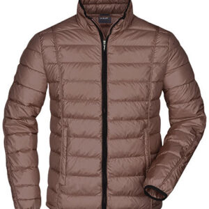 Jakke i brunt dunet stof vises med lynlås lukket, stående krave og lange ærmer. Jakken er sat mod en neutral baggrund og ser moderne ud.