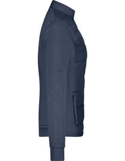 Jakke set fra siden, der viser et polstret design med lynlåslomme i flanken. Kontekst er en neutral, hvid baggrund uden yderligere elementer.