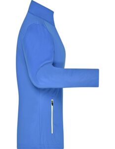 Jakke i blå farve med en lang ærme strakt ud til siden. Lynlåslomme med gul detalje langs siden. Minimalistisk design mod en hvid baggrund.