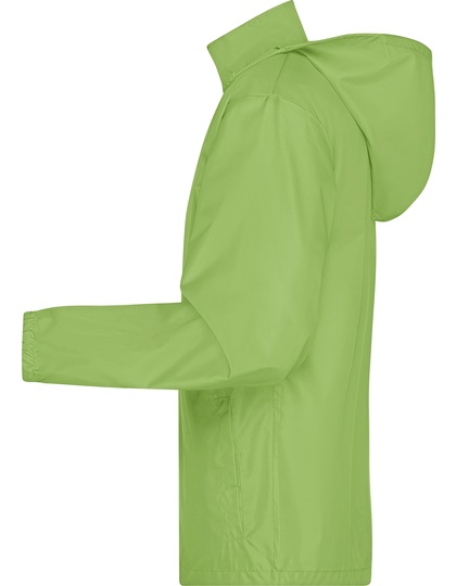 Grøn jakke hænger sidelæns, ses fra siden med hætte og lange ærmer, mod en hvid baggrund.