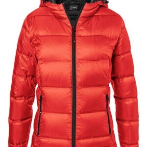 Rød jakke med hætte og lynlås, placeret mod en hvid baggrund. Jakken har to sorte lynlåslommer og quiltet design, egnet til kølige vejrforhold.