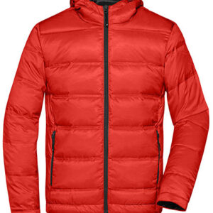 Rød jakke med lynlås og hætte, hænger frit. Ingen synlig tekst.