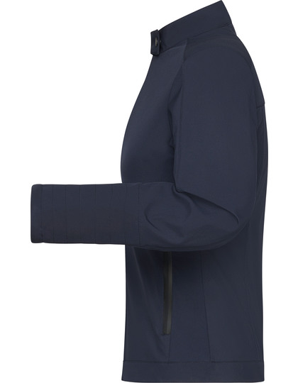 Sort jakke set fra siden, ærmet strakt udad. Enkel design med ståkrave og lynlåslommer, placeret på hvid baggrund. Ingen synlig tekst.
