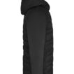 Sort jakke med hætte set fra siden; den har vatterede sektioner, lange ærmer og en lomme med lynlås i en minimalistisk stil. Baggrunden er hvid.