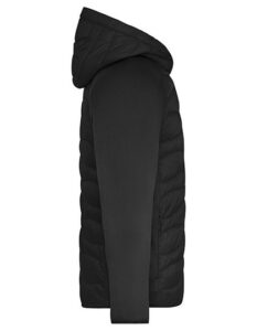 Sort jakke med hætte set fra siden; den har vatterede sektioner, lange ærmer og en lomme med lynlås i en minimalistisk stil. Baggrunden er hvid.