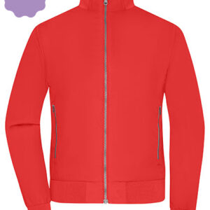 Rød jakke med lynlås op ad midten, lange ærmer og ribbet kant. Baggrund er simpel med lilla form i øverste venstre hjørne. Ingen tekst til stede.