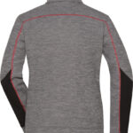 Grå trøje med sorte paneler langs armene, hænger i tomt rum. Den har en enkel, sporty stil med røde syninger, uden synlig tekst.