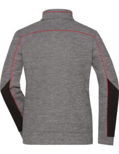 Grå trøje med sorte paneler langs armene, hænger i tomt rum. Den har en enkel, sporty stil med røde syninger, uden synlig tekst.