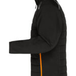 Sort jakke set fra siden, med en orange stribe langs siden. Personen står oprejst mod en hvid baggrund.