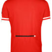 Rød T-shirt set bagfra med en sort lynlås tværs hen over ryggen. Baggrunden er hvid og enkel, hvilket fremhæver T-shirten tydeligt.