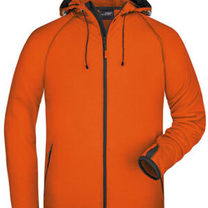 Orange trøje med hætte og lynlås, hænger synligt fremme. Snore hænger fra hætten, mens lommerne er diskrete. Baggrunden er neutral, uden yderligere elementer.