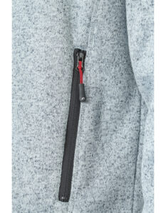 Grå sweater med lynlås; lynlåsen er sort med et rødt snoretræk. Baggrunden består af den samme grå sweatertekstur.