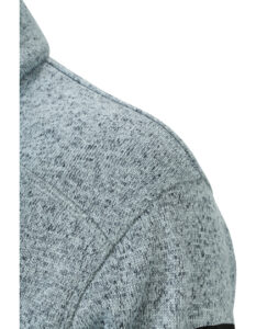 Skulder på en gråmeleret sweater uden mærkbare detaljer. Stoffet har en let tekstur, med synlige syninger på sømmen. Ingen tekst eller mærker synlige.