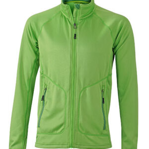 Grøn jakke hænger stille; designet med lynlås og lommer. Baggrunden er ensfarvet hvid, hvilket fremhæver jakkens farve og detaljer. Ingen tekst til stede.