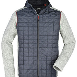 Jakke i mørk farve med quiltet mønster og lynlås; har grå ærmer og hætte. Jakken ser ud til at være til udendørs brug i køligt vejr.